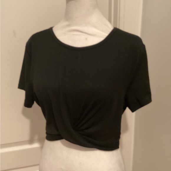 HIGH QUALITY Tops - Elegant Black Twist-Front Crop Top